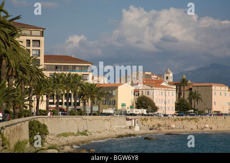 Strandpromenade mit Blick auf die alte Stadt von Ajaccio, Korsika Frankreich Stockfoto