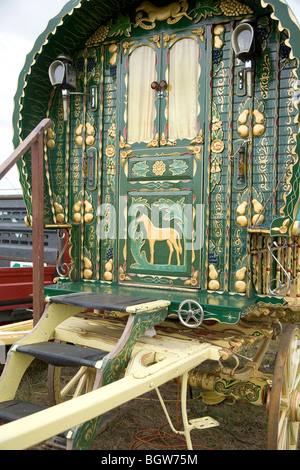 Einen Bogen nach oben Zigeuner Wagen auf der Messe Stow in Gloucestershire, England, Großbritannien Stockfoto