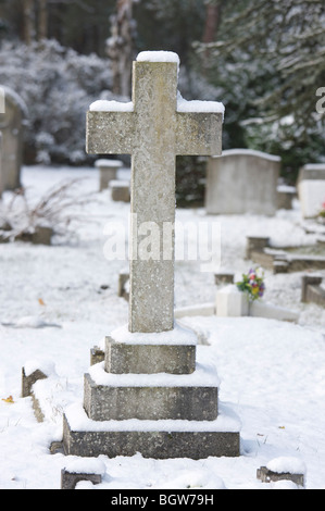 Eine große Kreuze Grab Marker mit Schnee bedeckt Stockfoto