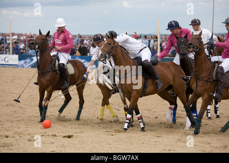 Ein Spiel der Polo auf einen Strand an Sandbänken, Poole, Dorset, England, UK gespielt wird Stockfoto