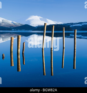 Blick über Derwentwater in den Schnee verkleidet Gipfel von Blencathra oder Saddleback und Reste der alten Mole Mole Lake District Cumbria Stockfoto