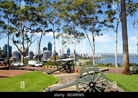 Blick auf Perth City und alten Kanonen im Kings Park in Perth, Western Australia. Stockfoto