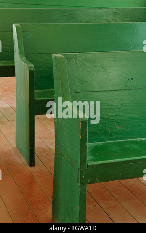 Bänke in der Palapala Ho'omau Kirche in Kipahulu; Hana Küste, Maui, Hawaii. Stockfoto
