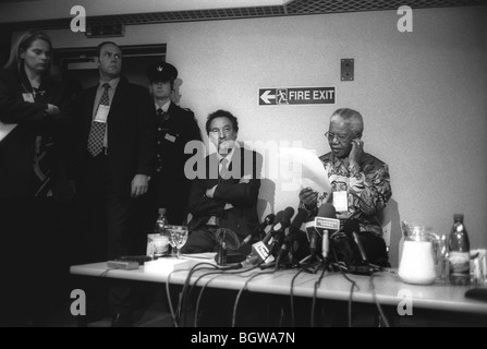 Nelson Mandela hält Pressekonferenz nach Besuch 'Lockerbie Bomber' Abdelbaset Ali Mohmed Al Megrahi, Barlinnie Gefängnis, UK. Stockfoto