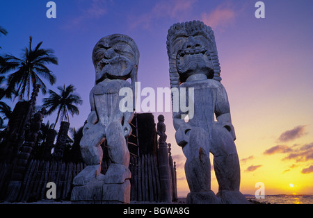 Geschnitzte hölzerne Federgottes Pu'uhonua O Honaunau National Historical Park, South Kona, Insel von Hawaii. Stockfoto