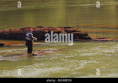 FLIEGEN SIE FISCHER ANGELN IM FLUSS CHATTAHOOCHEE RIVER GEORGIEN KNOCHEN TROCKEN WATVÖGEL KEINE MODELLFREIGABE Stockfoto