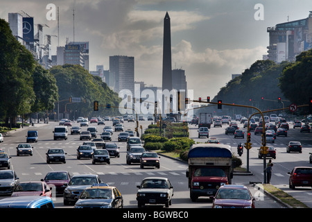 9 de Julio Avenue, mit den traditionellen Obelisco in Buenos Aires, Argentinien Stockfoto