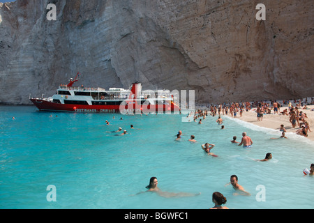 Badetouristen am Schiff Wrack Strand Stockfoto
