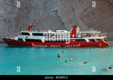 Badetouristen am Schiff Wrack Strand Stockfoto