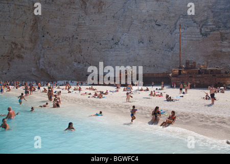 Badetouristen am Schiff Wrack Strand Stockfoto