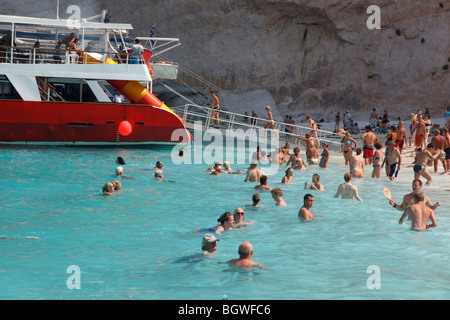 Badetouristen am Schiff Wrack Strand Stockfoto