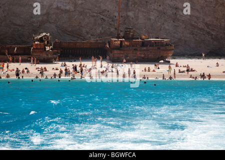 Badetouristen am Schiff Wrack Strand Stockfoto