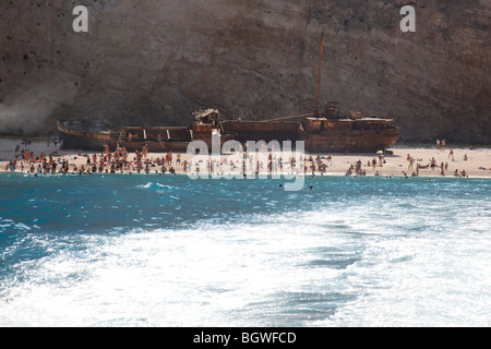 Badetouristen am Schiff Wrack Strand Stockfoto