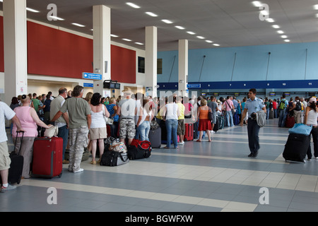 Menschen Warteschlange am Flughafen Stockfoto