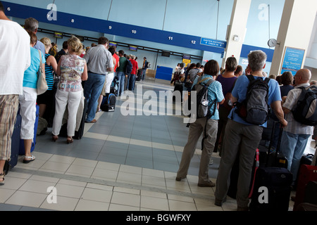 Menschen Warteschlange am Flughafen Stockfoto