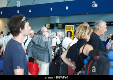 Menschen Warteschlange am Flughafen Stockfoto