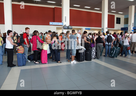 Menschen Warteschlange am Flughafen Stockfoto