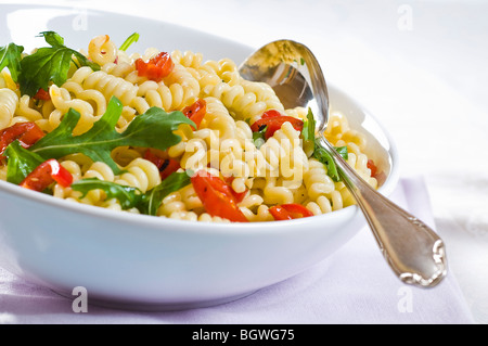 Nudelsalat mit Rucola und Tomaten Stockfoto