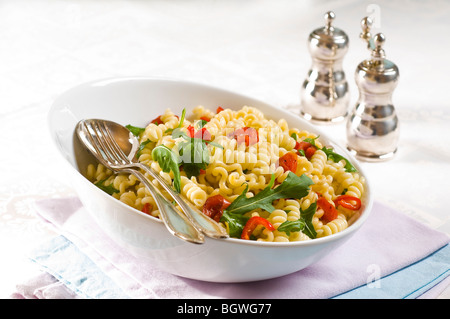 Nudelsalat mit Rucola und Tomaten Stockfoto