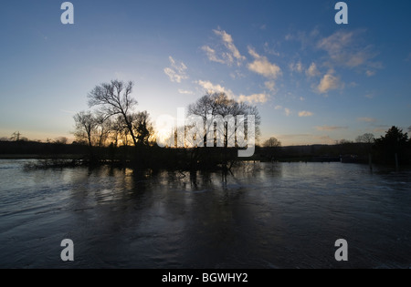 Winter-Sonnenuntergang über der Themse bei Hambleden Weir Mühle Ende Buckinghamshire UK Stockfoto