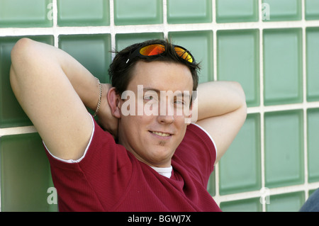 Entspannte junger Mann Stockfoto