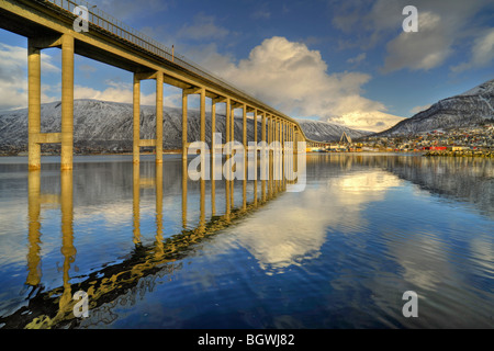 Die Brücke Tromsobrua von Tromsø Insel, Tromsdalen. Die Eismeerkathedrale im Hintergrund. Stockfoto