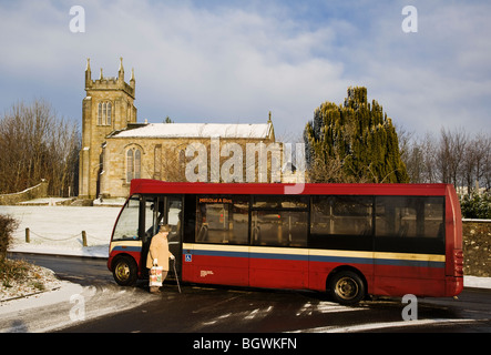 Eine Zifferblatt einen Bus-Service nicht mehr um eine ältere Dame außerhalb einer Dorfkirche, Bishopton, Renfrewshire, Schottland zu lassen. Stockfoto