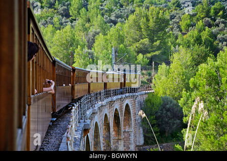 Überqueren eine Brücke auf den Zug zwischen Palma und Soller, Mallorca Stockfoto