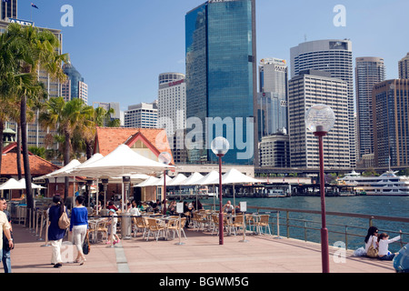 Östlicher Rundkai und Hafen von Sydney mit hohen Bürogebäuden im Stadtzentrum von Sydney, NSW, Australien Stockfoto