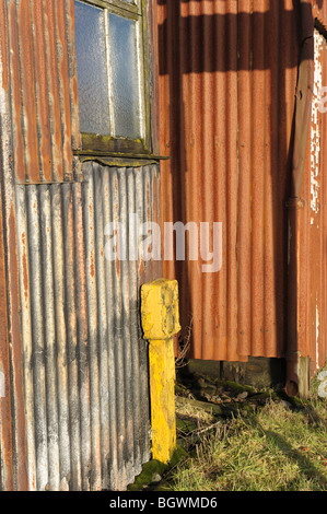 Rostige Wellblech Schuppen und Hydranten Schilder Stockfoto