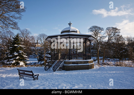 Musikpavillon im Schnee, Pavilion Gardens, Buxton, Derbyshire, England Stockfoto