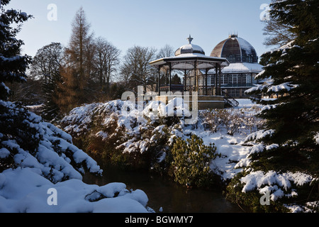 Buxton Pavilion Gardens im Schnee, Derbyshire Stockfoto