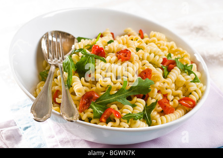 Nudelsalat mit Rucola und Tomaten Stockfoto