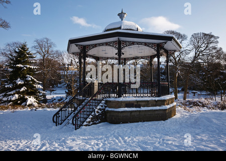 Musikpavillon im Schnee, Pavilion Gardens, Buxton, Derbyshire, England Stockfoto