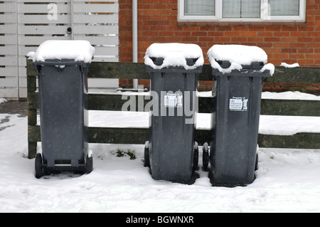 Inländische nicht wiederverwertbaren Material Behälter löschte zum Entleeren in Schneewetter, UK Stockfoto