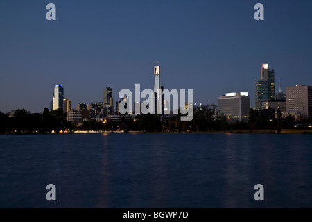 Skyline von Melbourne bei Staub, fotografiert von Albert Park Lake zeigt der Eureka Tower. Stockfoto