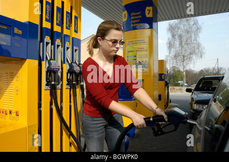 Fahrerin Brennstoffe Stockfoto