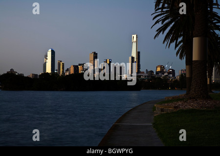 Skyline von Melbourne bei Staub, fotografiert von Albert Park Lake zeigt der Eureka Tower. Stockfoto