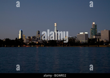 Skyline von Melbourne bei Staub, fotografiert von Albert Park Lake zeigt der Eureka Tower. Stockfoto