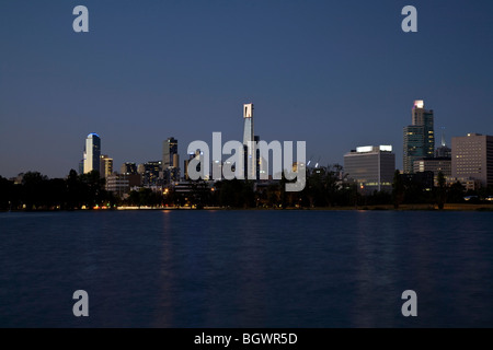 Skyline von Melbourne bei Staub, fotografiert von Albert Park Lake zeigt der Eureka Tower. Stockfoto