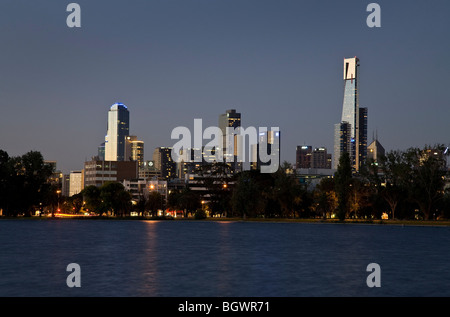 Skyline von Melbourne bei Staub, fotografiert von Albert Park Lake zeigt der Eureka Tower. Stockfoto