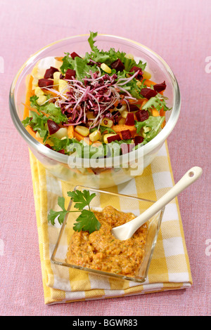 Salat mit Romesco-Sauce. Rezept zur Verfügung. Stockfoto