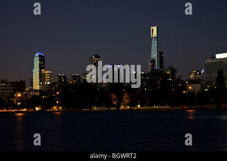 Skyline von Melbourne bei Staub, fotografiert von Albert Park Lake zeigt der Eureka Tower. Stockfoto