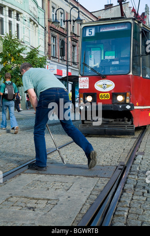 Straßenbahn-Fahrer setzen die Straßenbahnen Track-Punkte für die neue Linienrichtung im Stadtzentrum von Zabrze, Schlesien. Polen. Stockfoto