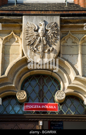 Polnischen Adler Wappen geschnitzt in Stein über der Eingangstür der Post in der polnischen Stadt Gliwice, Polen. Stockfoto