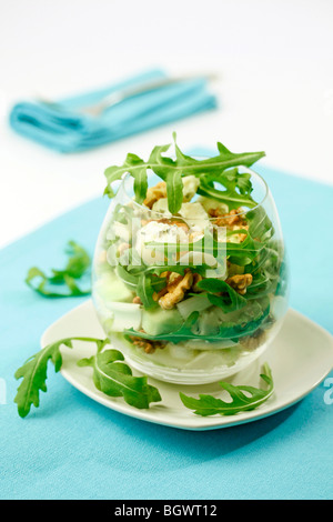 Rucola-Salat mit Käse, Walnüssen und Apfel. Rezept zur Verfügung. Stockfoto