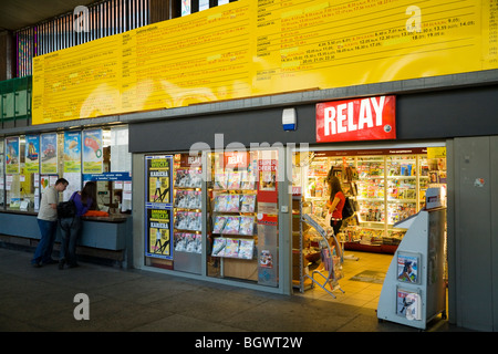 "Relais" Zeitungsläden / Süßwaren shop in den Hauptbahnhof in der polnischen Stadt Gleiwitz, Oberschlesien, Polen. Stockfoto