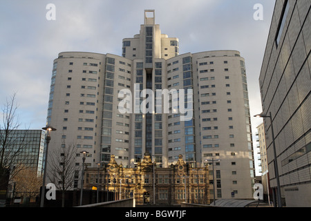 Das Altolusso, ein Hochhaus im Stadtzentrum von Cardiff, Wales, Großbritannien, moderne Apartments, ein Wahrzeichen des Wohnturmblocks an der Fassade des New College Stockfoto