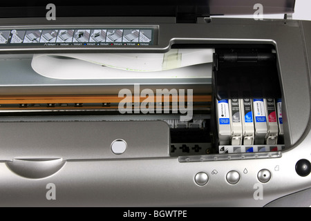 Innerhalb einer a3 Inkjet Drucker mit den Patronen und Drucksystem wie mit einem Computer gegen einen weißen Hintergrund verwendet Stockfoto