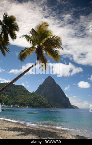 Einen Ausblick auf die Pitons in der Nähe von Soufriere in St Lucia, die Windward Islands, Karibik Stockfoto